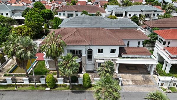 💛❤️ (Urgent sale) Luxury house 🎄 next to the central garden 🌊 With personal pool 📍GRAND Bangkok Boulevard Pinklao (Phutthamonthon Sai 2) 🚩 only 800 meters away from Borommaratchachonnani Rd.