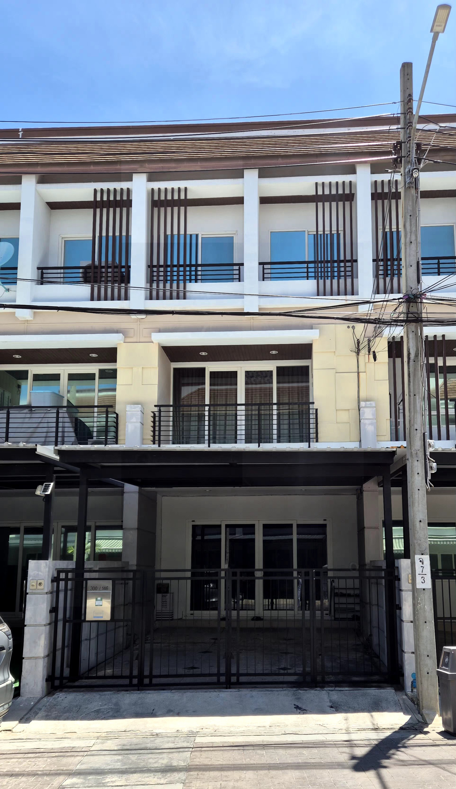 3-storey townhome for sale in the middle of the city of Erban, Rama 9-Ladprao 3, area 22.8 sq.w., 3 bedrooms, 3 bathrooms, 4 air conditioners