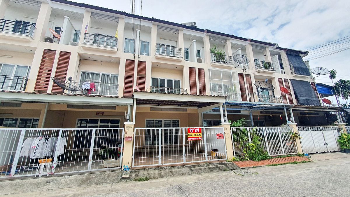 Thanapirom Srinakarin near Lotus Srinakarin Thanapirom Srinakarin near Lotus Srinakarin