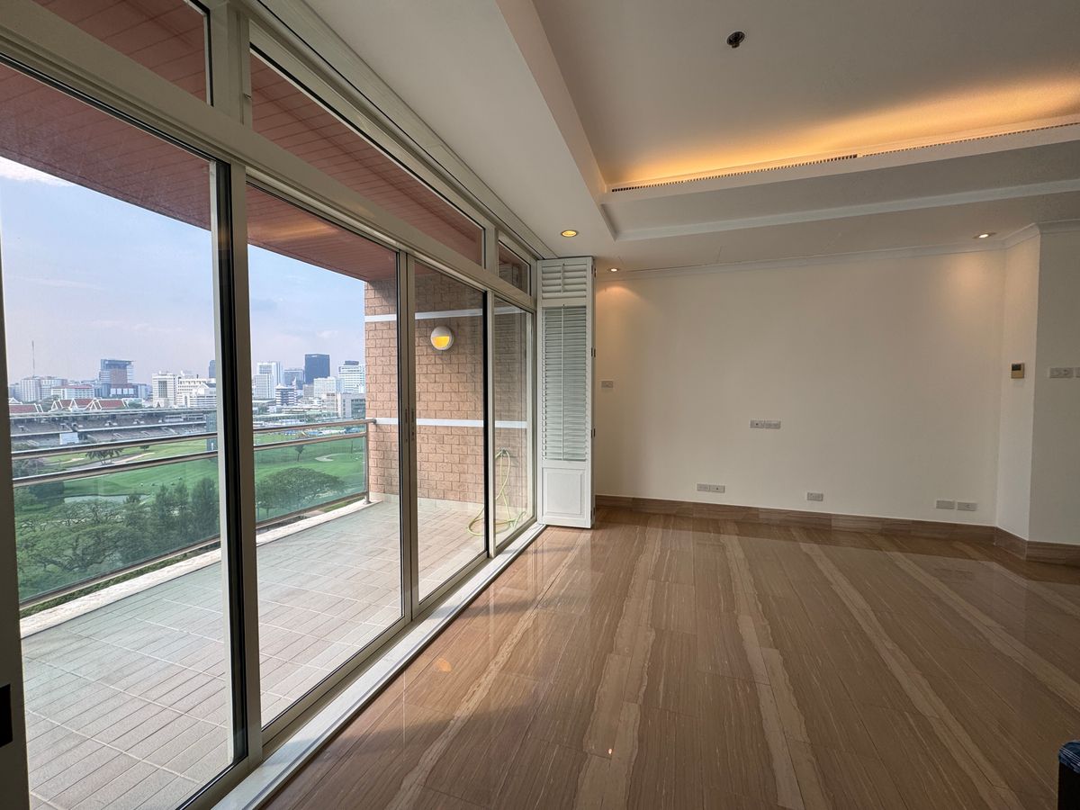 ✨ Urgent sale Baan Ratchadamri, 4 bedroom condo, wide balcony, beautiful view Suitable for large families, excellent location near the Ratchadamri BTS