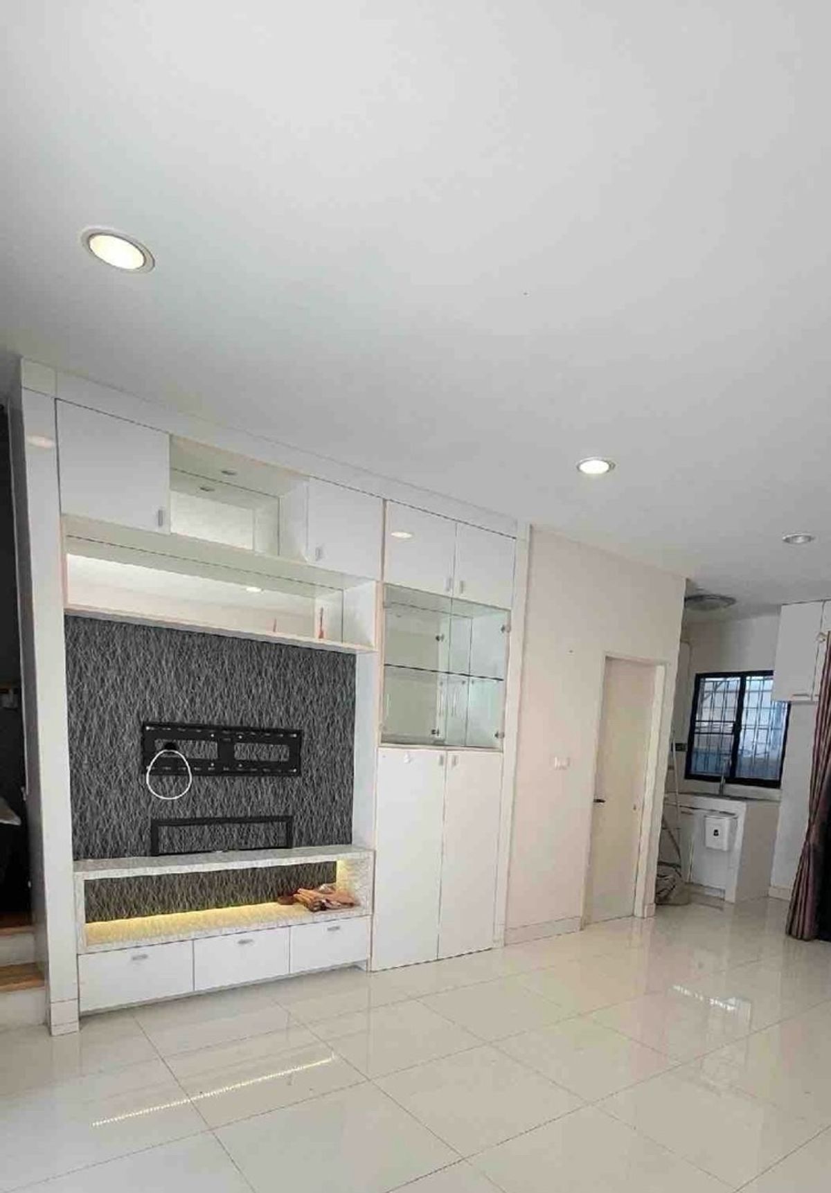 Selling/renting a 3 -story townhome is ready. The price is already good.