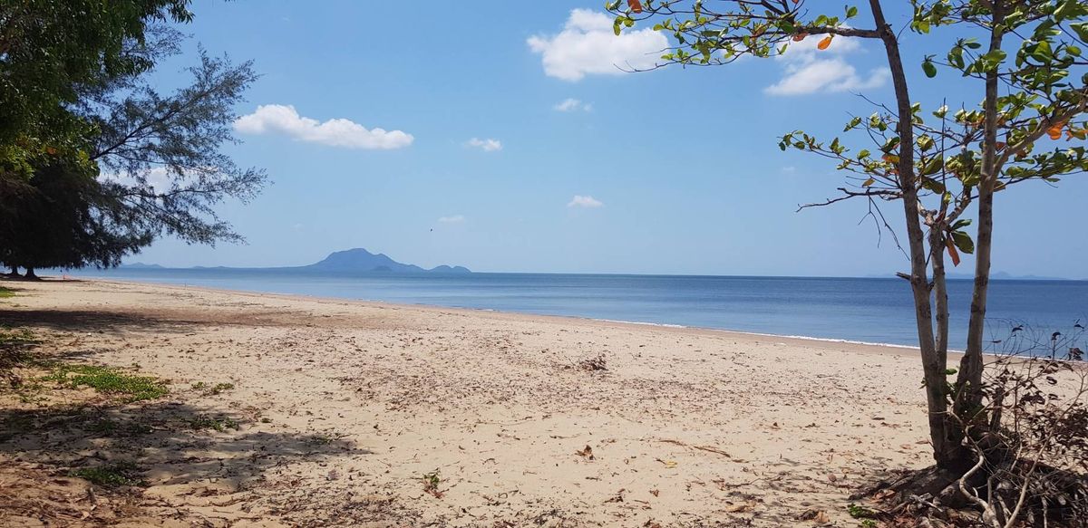 Land for sale in the sea, Taling Chan Subdistrict, Nuea Khlong District, Krabi Province, area of 267 rai, width of 605 meters near the sea, near many tourist attractions Land for sale in the sea, Taling Chan Subdistrict, Nuea Khlong District, Krabi Province, area of 267 rai, width of 605 meters near the sea, near many tourist attractions