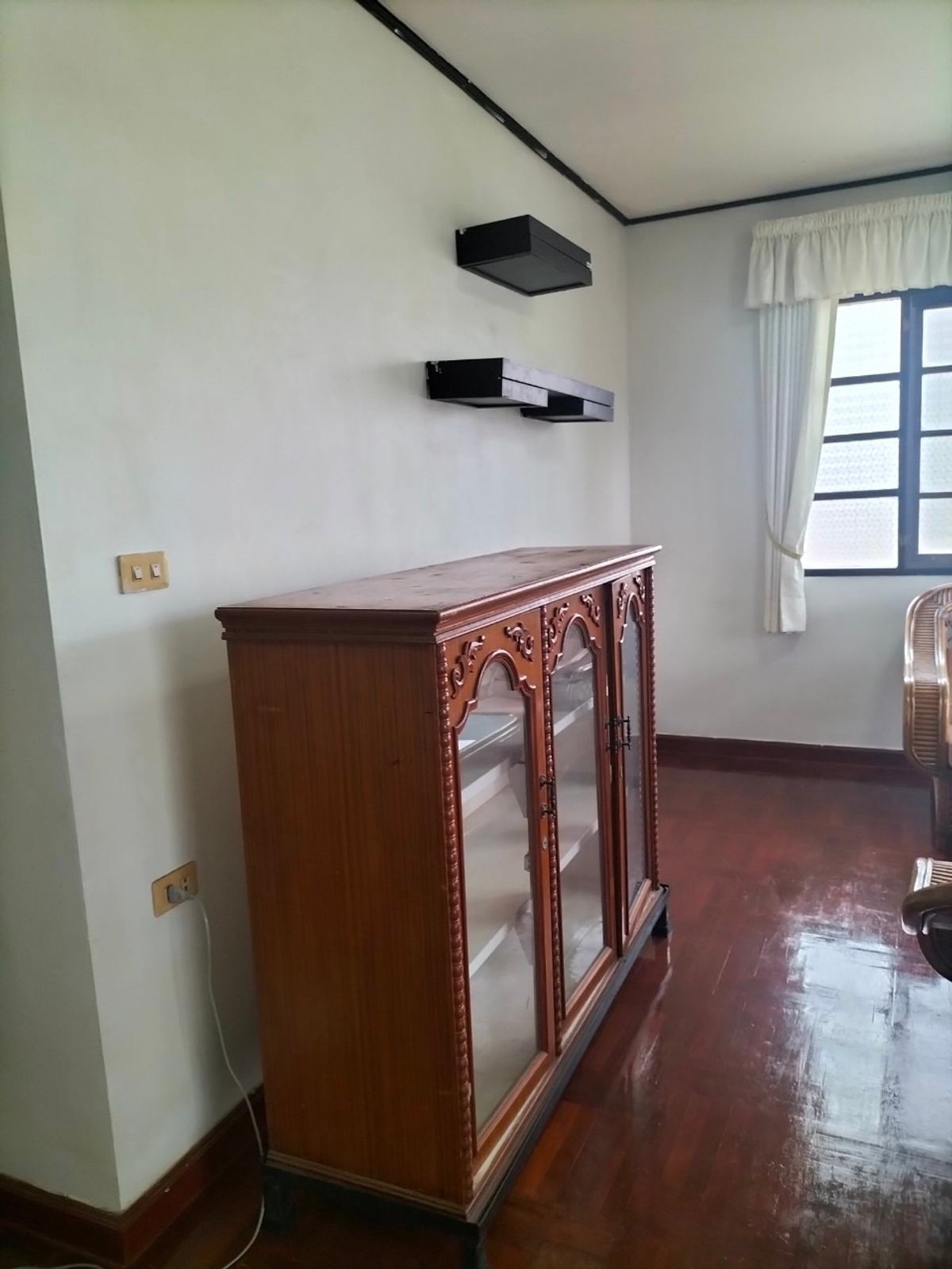 เช่าบ้านเดี่ยว หลังมุม สงบ 125 ตรว. มบ. ลดาวัลย์ ศรีนครินทร์ วิวทะเลสาบ อยู่ถนนหลักไม่เข้าซอย สวนหญ้าเขียวขจี ที่เดินพักผ่อน – รูปที่ 4