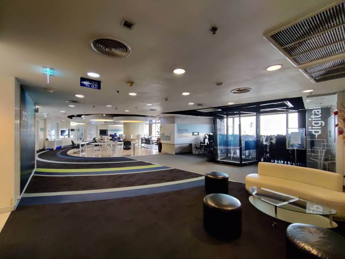 Rental office next to Phahonyothin Road (near the Ari BTS) 1533.57 square meters, near the Tollway and BTS Ari Expressway Center.