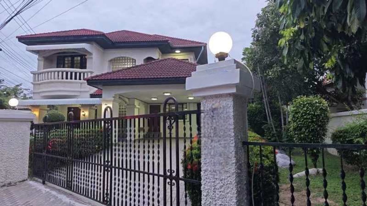 เช่าบ้านเดี่ยว หลังมุม สงบ 125 ตรว. มบ. ลดาวัลย์ ศรีนครินทร์ วิวทะเลสาบ อยู่ถนนหลักไม่เข้าซอย สวนหญ้าเขียวขจี ที่เดินพักผ่อน – รูปที่ 2