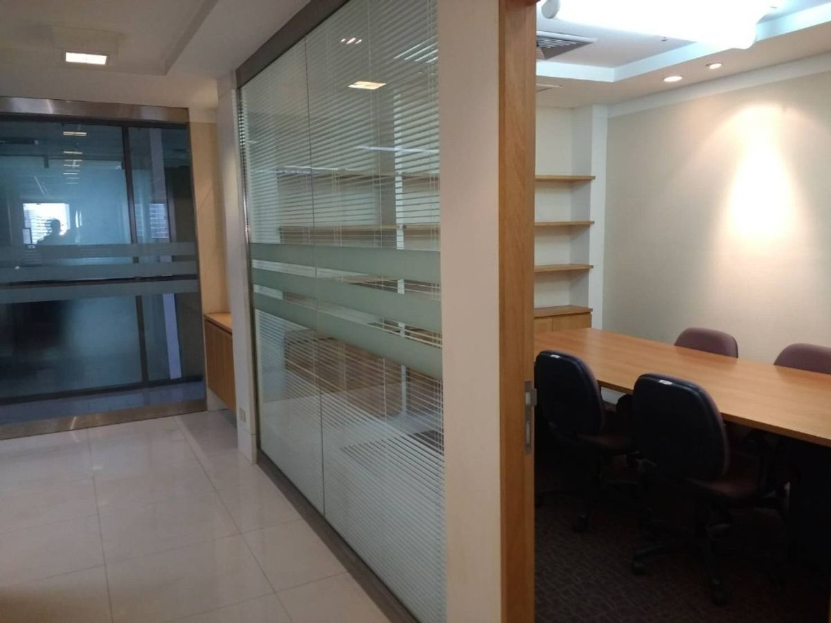 Selling office next to Phahonyothin Road (near BTS Ari), 393 square meters of living space near the Tollway and BTS Ari Expressway Center.