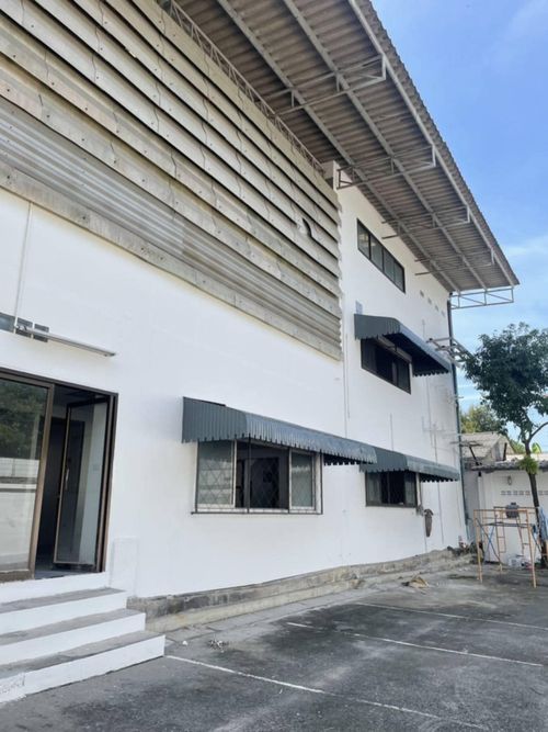 Sell ​​Krungthep Kreetha, near the electric train and Suvarnabhumi Airport, area of ​​1 rai 3 ngan, living space 2500 sq.m., parking 30 cars
