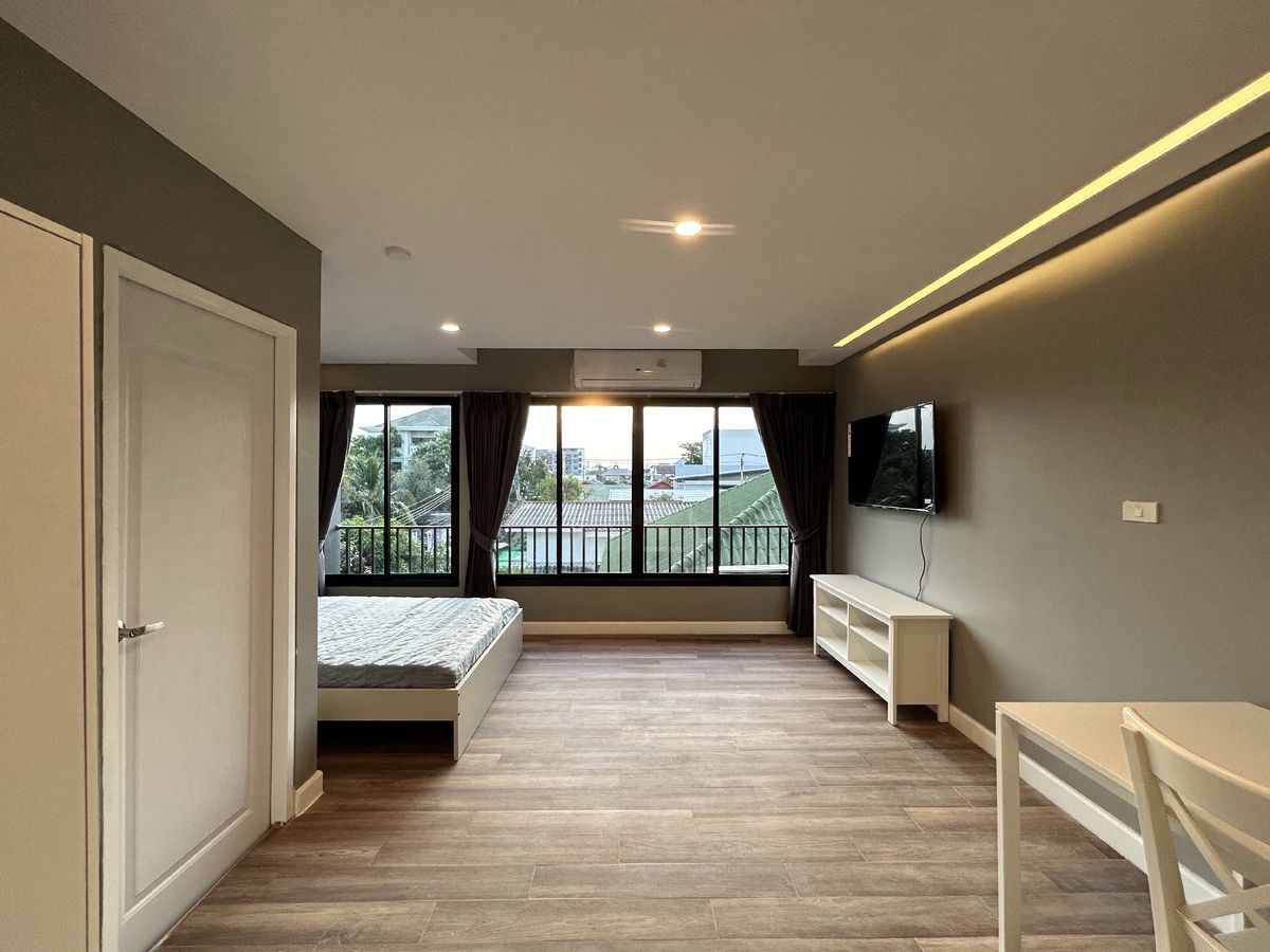 Rent a new 5 -story building, just opened the development of 50 (the  is by himself and releasing all the decorations as in the picture). Complete with 7,500Super New Apartment at Pattanakarn 50 () Fully Furnished Ready to Move in From 7,50