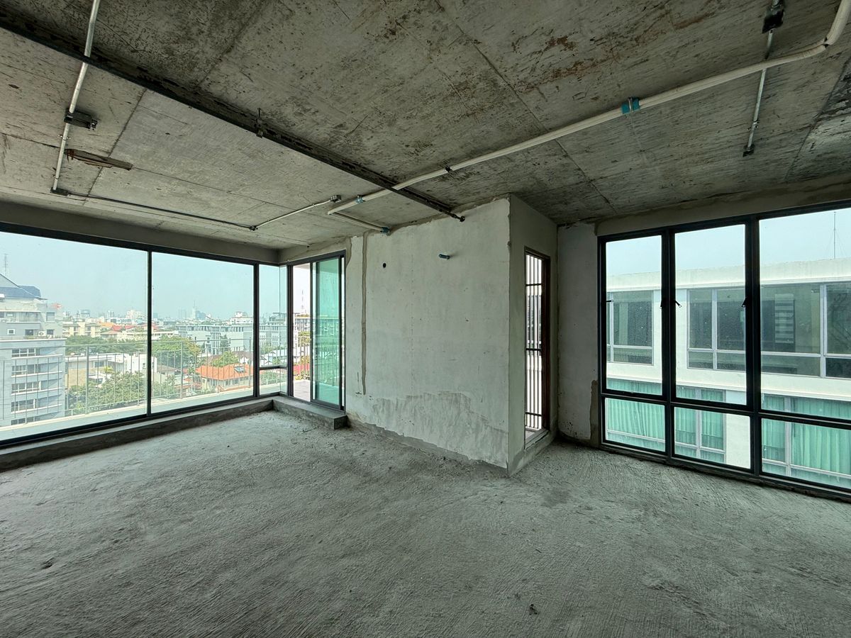 ✅ห้องใหญ่ที่สุด
คอนโด ย่านอารีย์  ชั้นบนสุด วิวไม่บล็อค BARE-SHELL /206.34 sqm. Prom Phaholyothin  – รูปที่ 3