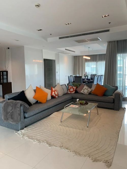 ✨ Rent Penthouse Royal Residence Park 4 Bedrooms (Duplex Penthouse). The living room has a view of the US Embassy. The room is not blocked. The view is good. Between Ben and Suan Lum.