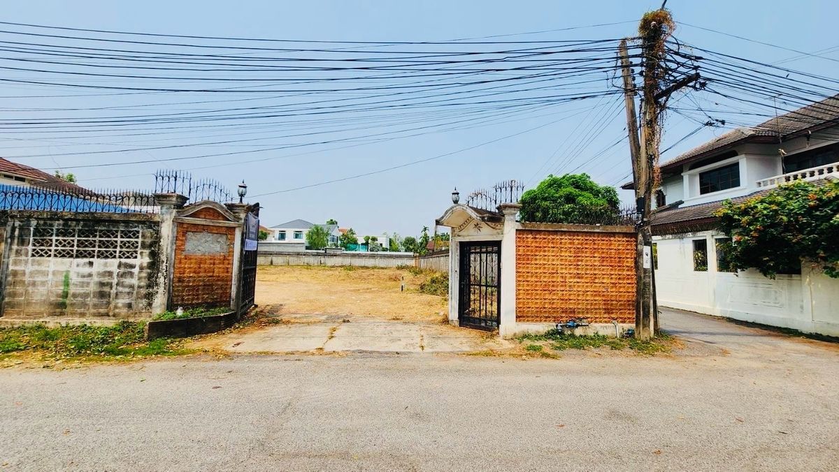 📢👇 Beautiful land, square shape and then in the community area Convenient transportation near the expressway