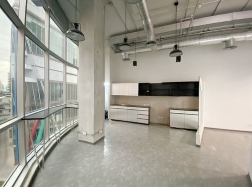 Size 239 sqm. Floor 4, near BTS Phrom Phong and Msfier.