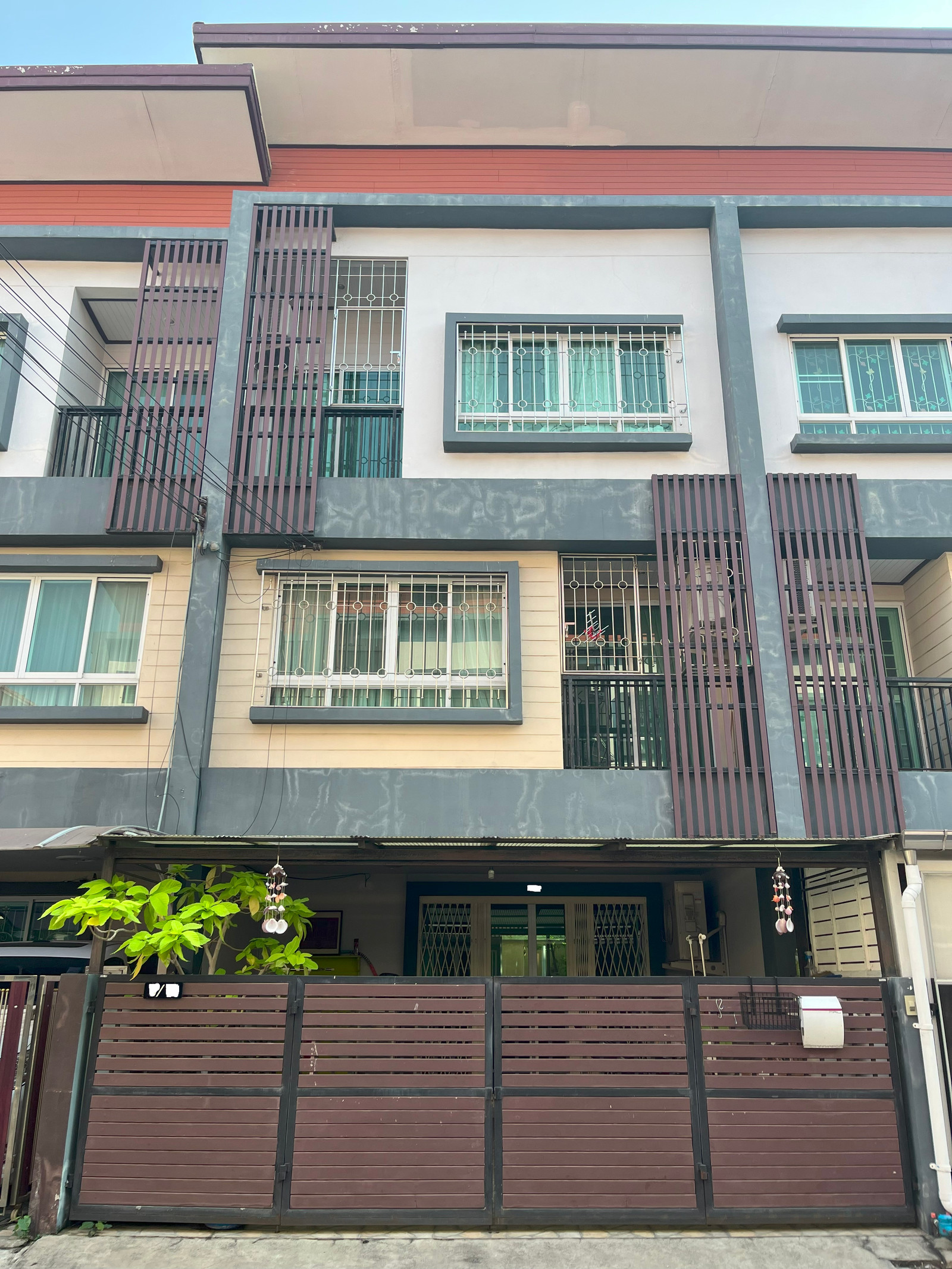 3-Story Townhome Cubist Village Nonthaburi | 4 Beds, 4 Baths | 210 sq.m. | MRT & Monorail 3-Story Townhome Cubist Village Nonthaburi | 4 Beds, 4 Baths | 210 sq.m. | MRT & Monorail