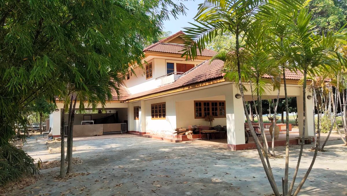 Land for sale, good location with buildings Near shopping and hospitals in Chiang Mai The best location that should not be missed!