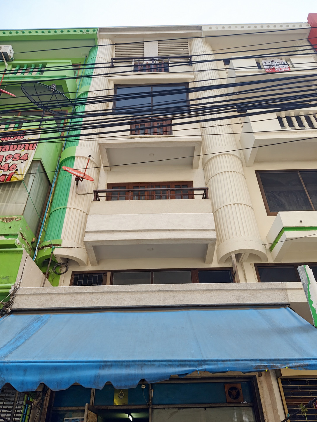 Commercial building for sale, area 43 square wah, next to Sri Udom BTS station Commercial building for sale, area 43 square wah, next to Sri Udom BTS station