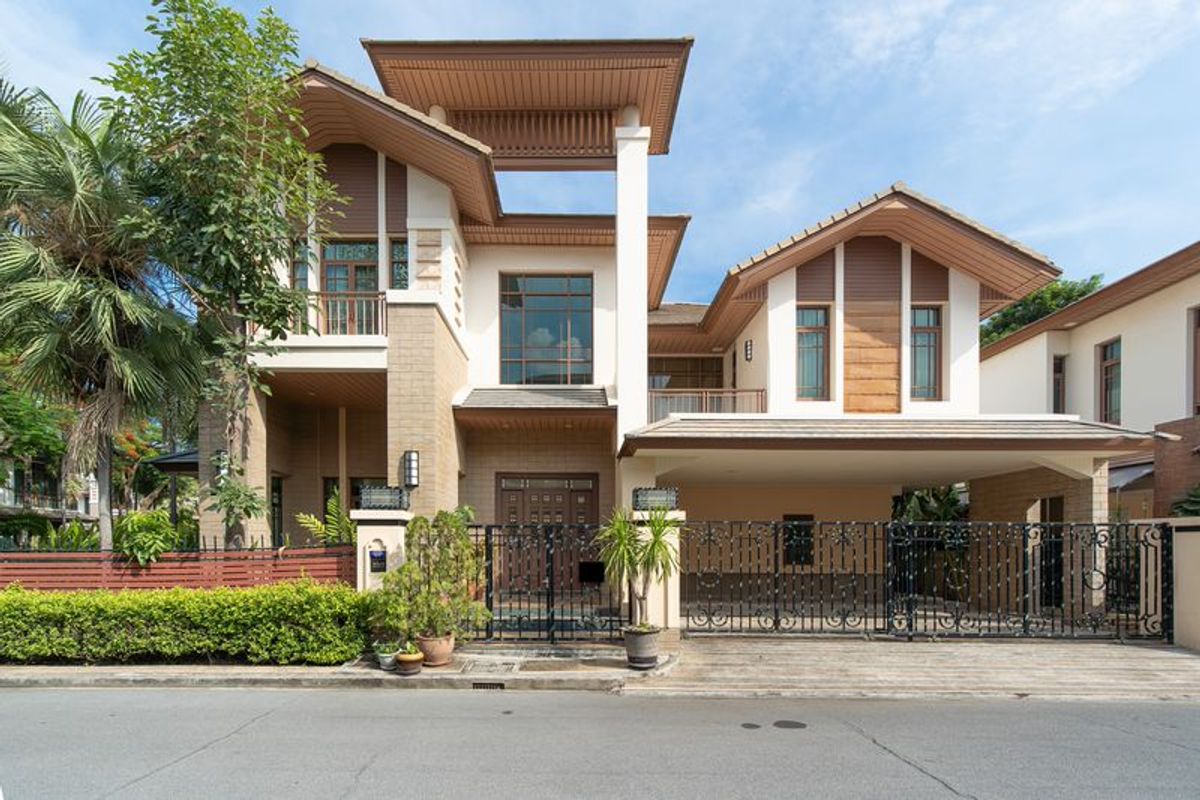 Selling and renting a detached house Sansiri Sukhumvit 67, Super Luxury corner, adjacent to the Phra Khanong BTS 110 square wah Selling and renting a detached house Sansiri Sukhumvit 67, Super Luxury corner, adjacent to the Phra Khanong BTS 110 square wah
