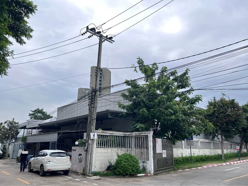 For Rent ให้เช่าโกดังพร้อมสำนักงาน / พื้นที่โกดัง 1040 ตารางเมตร / ทำเล พระราม 9 / ซอยพระราม 9 เข้าซอยไม่ลึก หลัง รพ สมิตเวช ศรีนครินทร์ / ทำเลดีมาก / ใกล้ เดอะไนน์ พระราม 9 / รถเทรลเลอร์ เข้าออกได้ For Rent ให้เช่าโกดังพร้อมสำนักงาน / พื้นที่โกดัง 1040 ตารางเมตร / ทำเล พระราม 9 / ซอยพระราม 9 เข้าซอยไม่ลึก หลัง รพ สมิตเวช ศรีนครินทร์ / ทำเลดีมาก / ใกล้ เดอะไนน์ พระราม 9 / รถเทรลเลอร์ เข้าออกได้