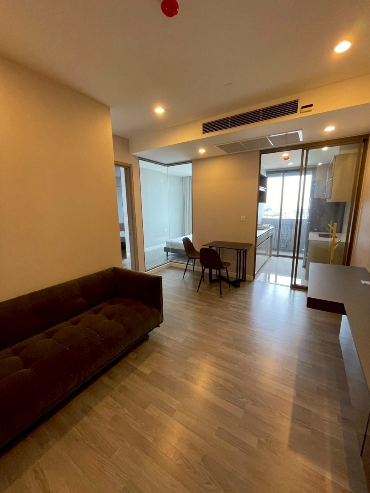 ให้เช่า คอนโดแถวสามย่าน ถูกมาก 1 ห้องนอน ขนาดใหญ่ 45 ตรม. ให้ 25,000 บาทต่อปีได้ มีครัวแยกเป็นสัดส่วนทำอาหารได้จริง เดินถึงรถไฟฟ้าใต้ดินสามย่าน พร้อมเข้าอยู่