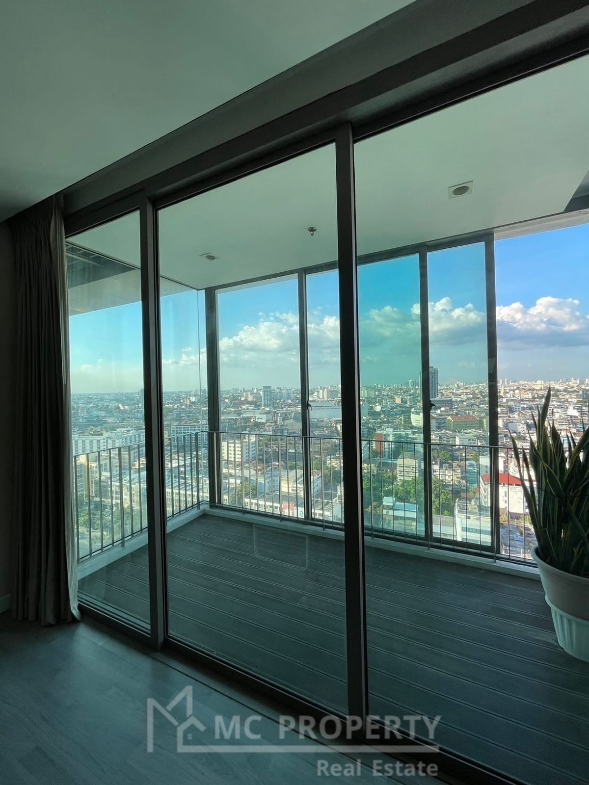 The Room BTS Wongwianyai 2 bedroom 89sqm 20fl++ for sale only 12Mb please contact 0816878954