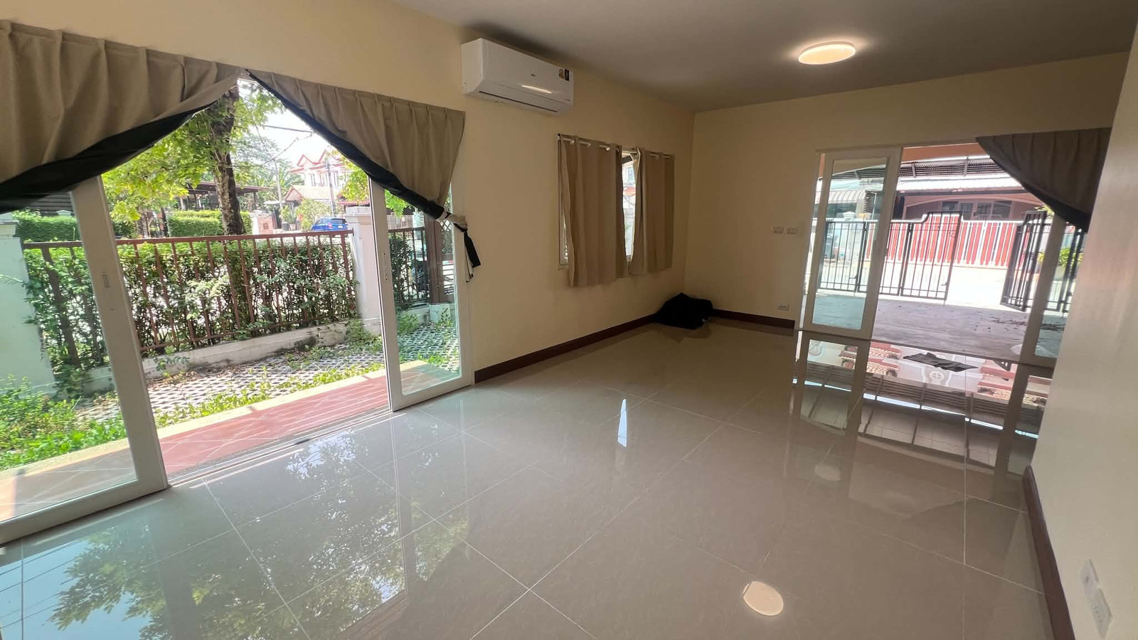 SVR -557 Townhouse for the Connect 7/1 Don Mueang - Vibhavadi, Size 36 sq.w., 2 floors, 3 bedrooms, 2 bathrooms, behind the corner of Don Mueang Airport. SVR -557 Townhouse for the Connect 7/1 Don Mueang - Vibhavadi, Size 36 sq.w., 2 floors, 3 bedrooms, 2 bathrooms, behind the corner of Don Mueang Airport.
