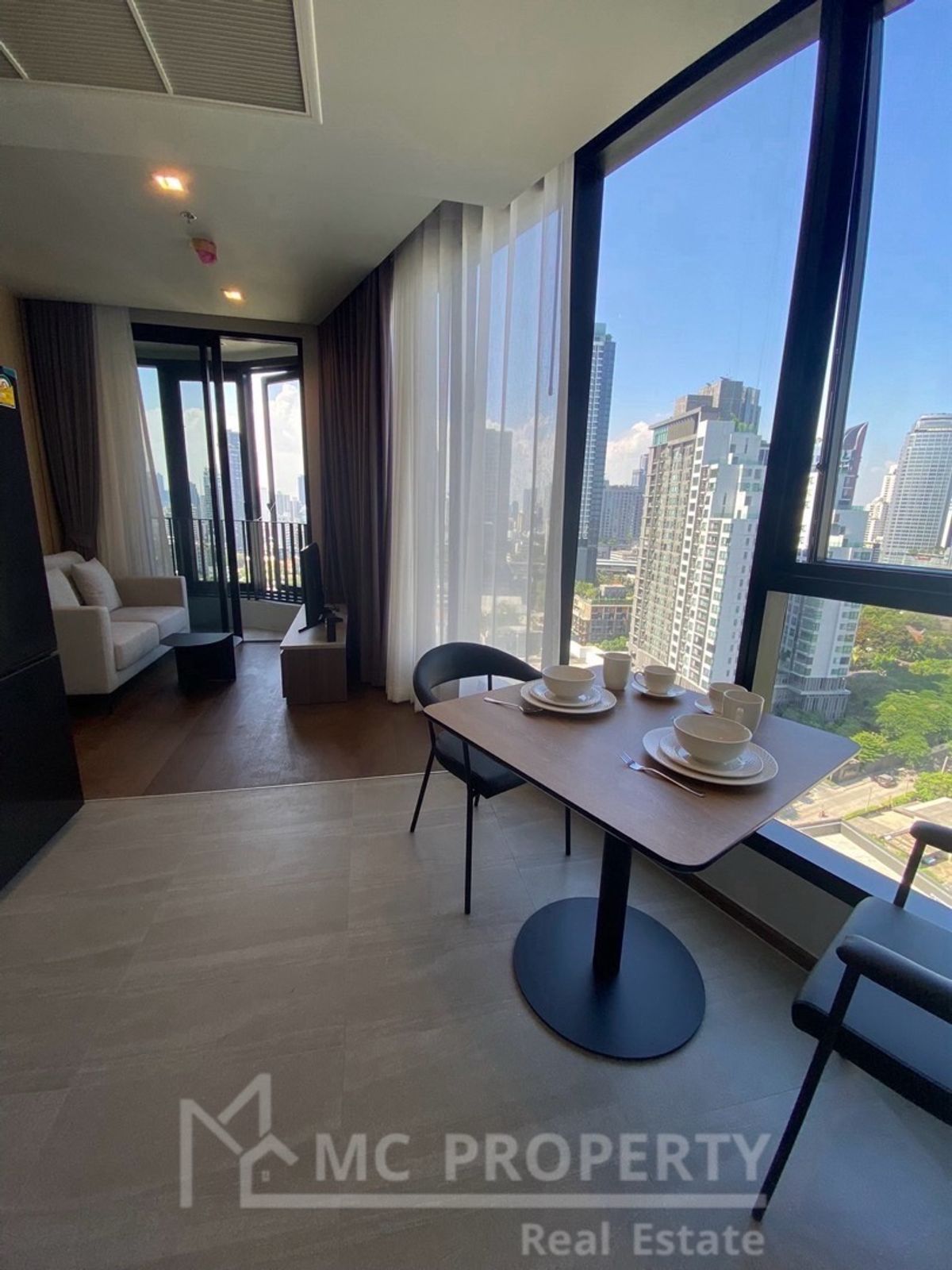 IDEO Q SUKHUMVIT 36 ให้เช่า 1 ห้องนอน 30SQM 30FL ++ เพียง 27,000 กรุณาติดต่อ 0816878954