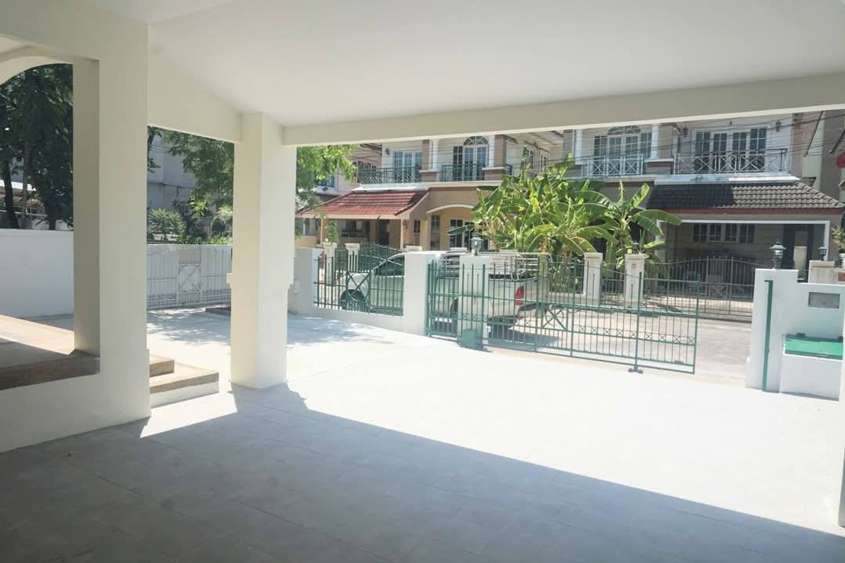 ให้เช่าบ้านเดี่ยว2ชั้น รีโนเวทใหม่ทั้งหลัง หมู่บ้านอัญชัน ถนนศรีนครินทร์51 แอร์เฟอร์นิเจอร์ครบ มี4ห้องนอน3ห้องน้ำ ราคาเช่าเดือนละ59,000บาท – รูปที่ 2