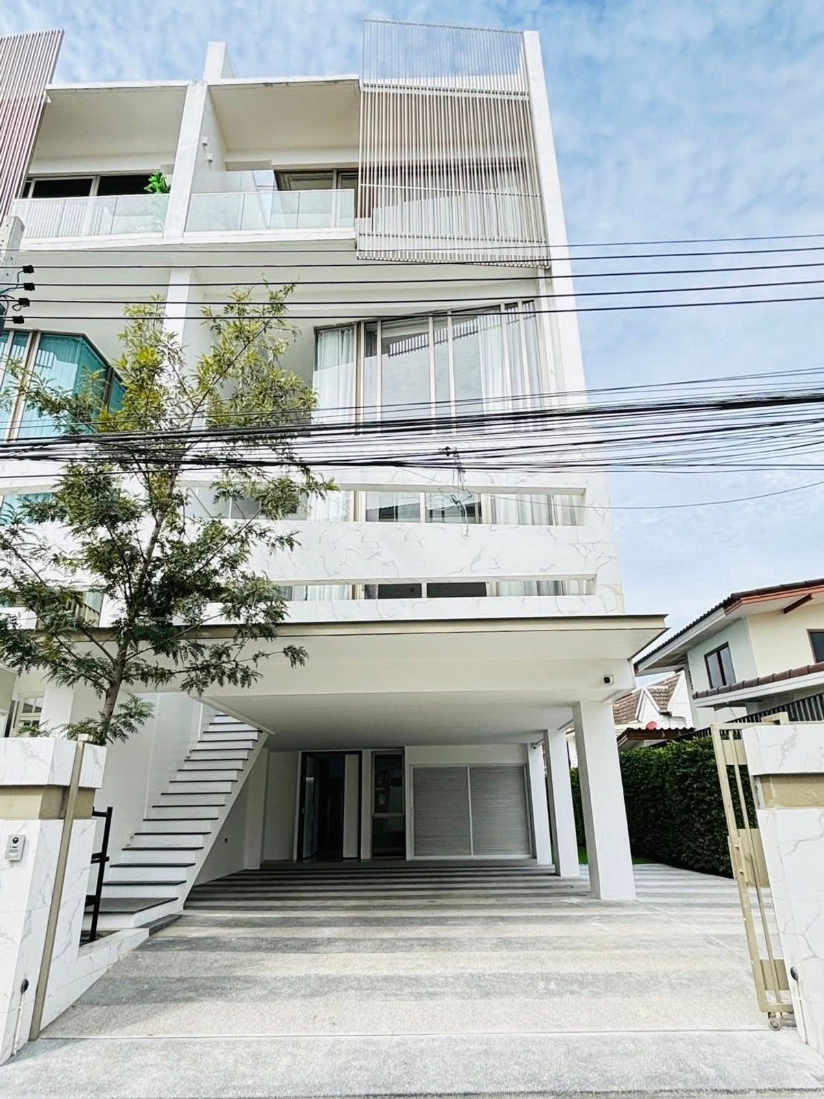 Rent a house in the city of Grand de Paris, Ratchada 3, 2nd floor.