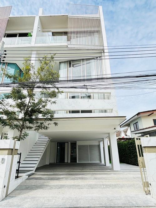 Rent a house in the city of Grand de Paris, Ratchada 3, 2nd floor.