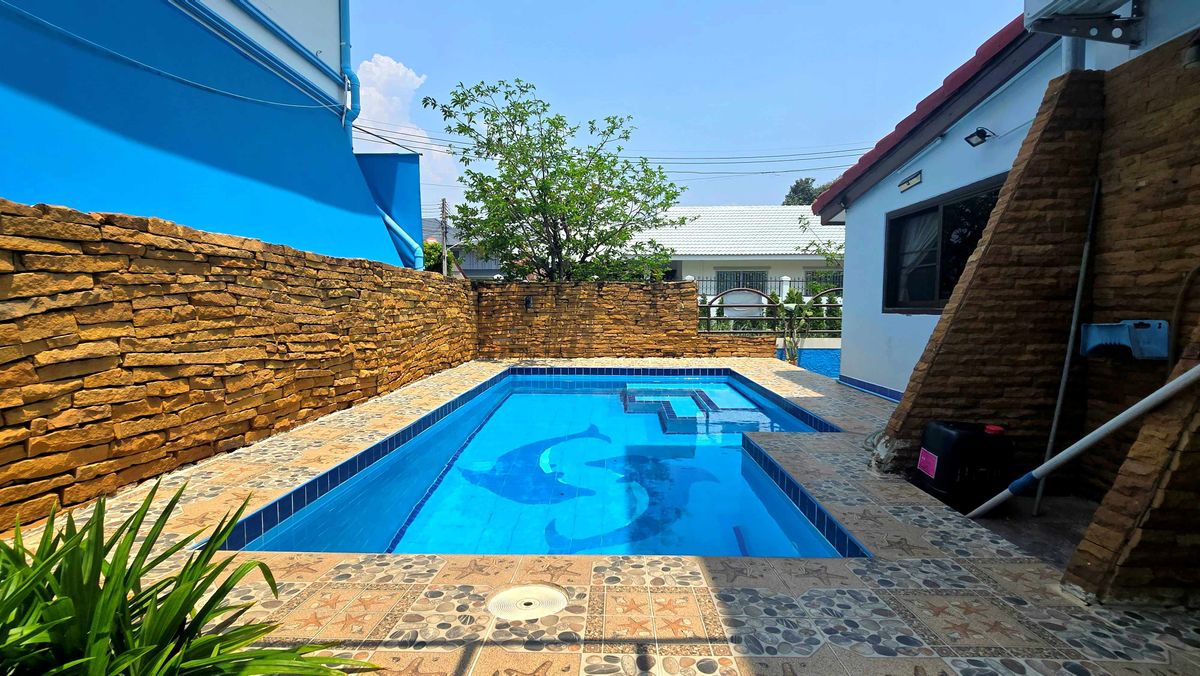 Best Price!! 2-storey house with a small private pool in Pattaya. Prime location surrounded by convenient amenities. Best Price!! 2-storey house with a small private pool in Pattaya. Prime location surrounded by convenient amenities.
