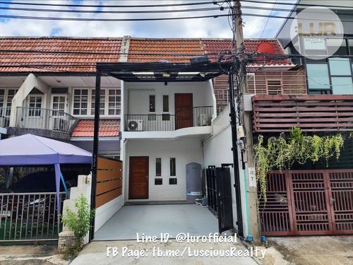 Sell ​​Townhome Sukhumvit-Asoke Strong structure Renovate and run a new electric system with 4 air conditioners, free 19 sq. Wah. Local use of 140 sqm. 2 bedrooms, 2 bathrooms, 1 car park 17.8 million baht