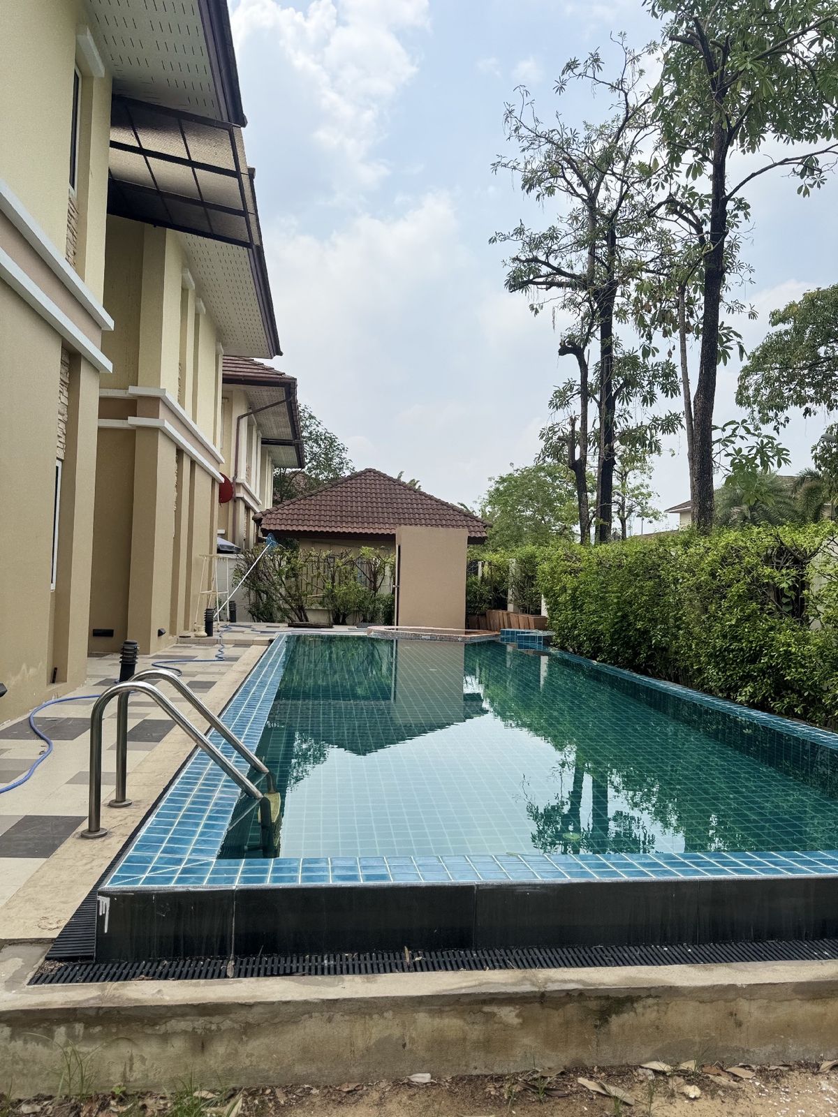 Rent a 2 -story luxury house, swimming pool, an area of 94 sq.w., 420 sq.w., 4 bedrooms, 5 bathrooms, full fir, Onnut Road, Kanchana Ring, rental price 100,000 baht/sell only 22 million. Rent a 2 -story luxury house, swimming pool, an area of 94 sq.w., 420 sq.w., 4 bedrooms, 5 bathrooms, full fir, Onnut Road, Kanchana Ring, rental price 100,000 baht/sell only 22 million.