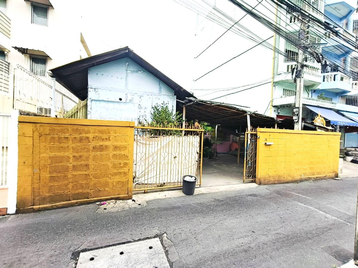 Land for sale with a house of 93 square wah, Soi Taksin 18, Thonburi District, near Dae Mall Tha Phra  