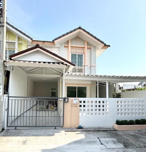 Rent a new renovated house after the corner