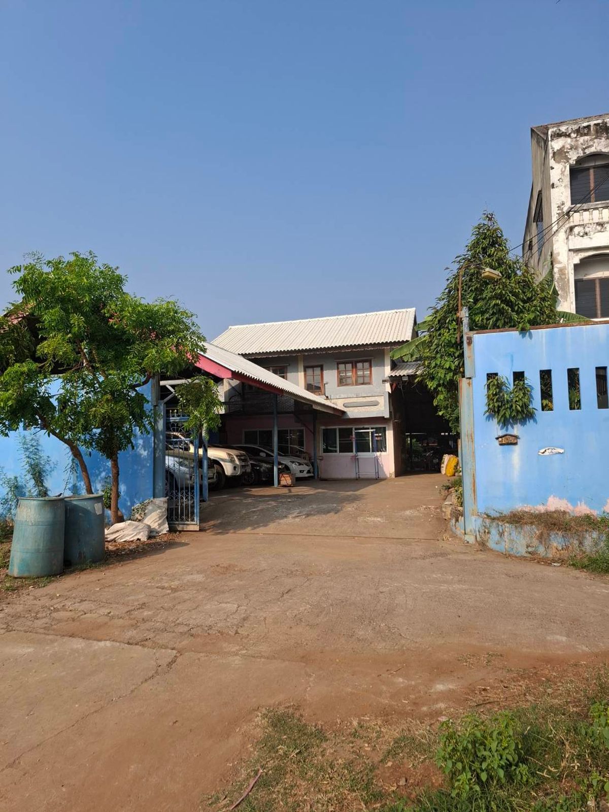Land for sale with buildings 237 sq.w. Soi Ram Inthra 115, Bang Chan BTS Station