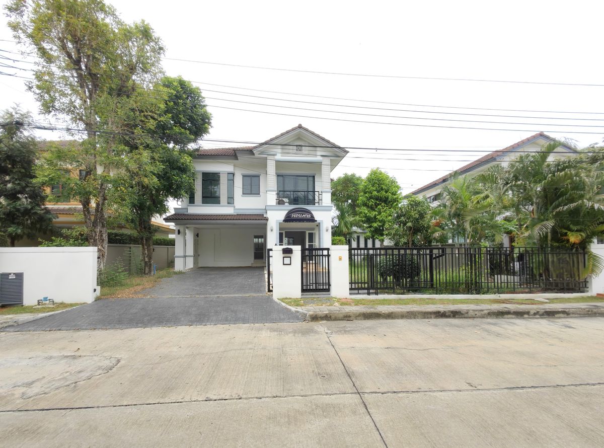 ขายบ้านเดี่ยว สราญสิริ รามอินทรา 1 เนื้อที่ 98 ตร.ว. พื้นที่ใช้สอยรอบบ้านเยอะมาก บ้านน่าอยู่ สภาพดี และอยู่ต้นโครงการ 