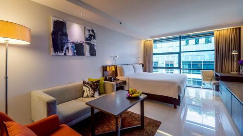 ✨ For Rent: Studio apartment with furniture and appliances, ready to move in. Spacious balcony view, convenient transportation, near BTS Asoke.