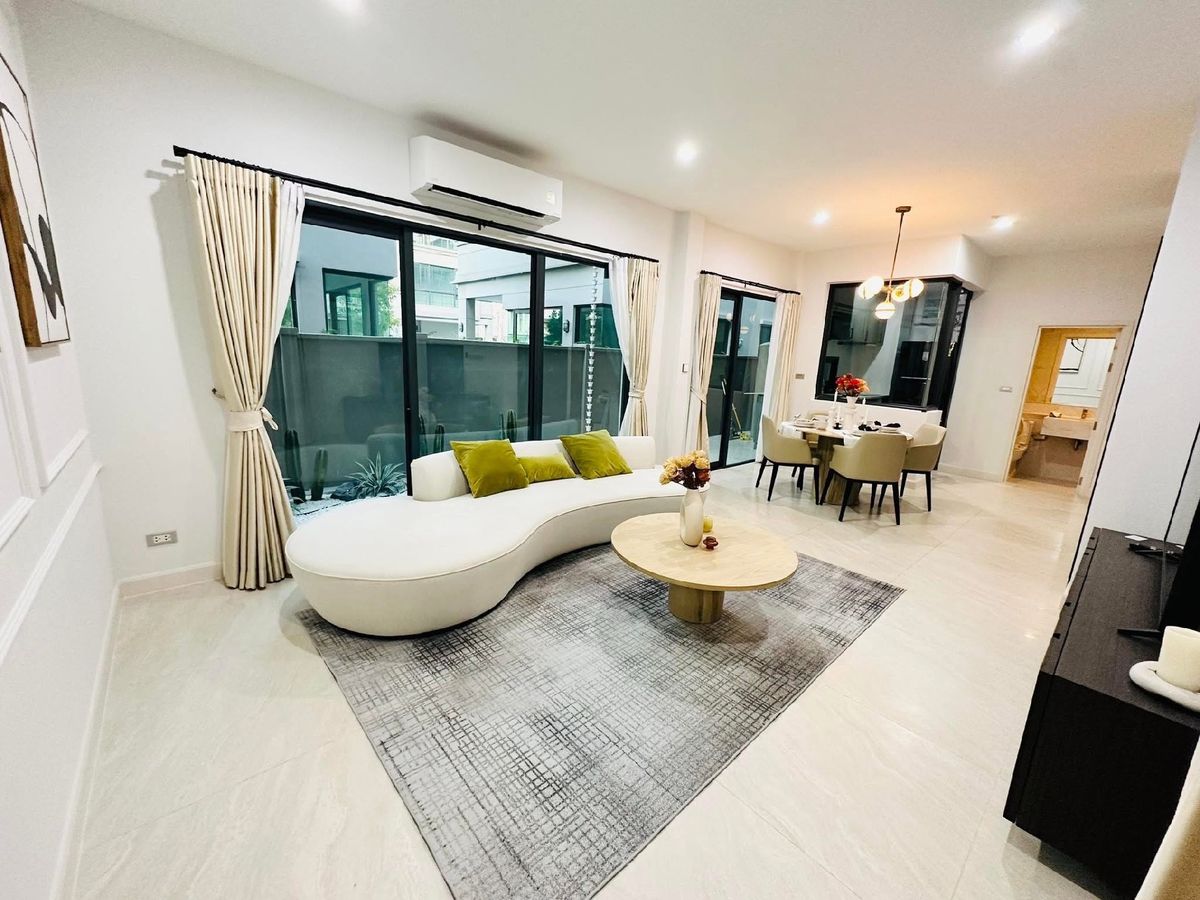 Rental : Luxury Townhome Baan Klang Muang Classe Sukhumvit 77 • 3 Bedroom 4 Bathroom 1 Office room 2  Parking spaces • Size : 228 S.qm • 3 Floor  – รูปที่ 2