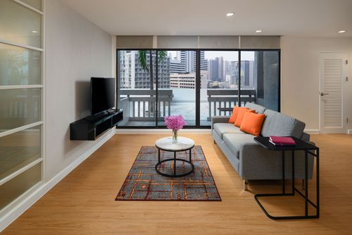 ✨ 1 bedroom condo for rent, viewing the whole bedroom and the living room The balcony has a wide area, convenient to travel near BTS Nana.