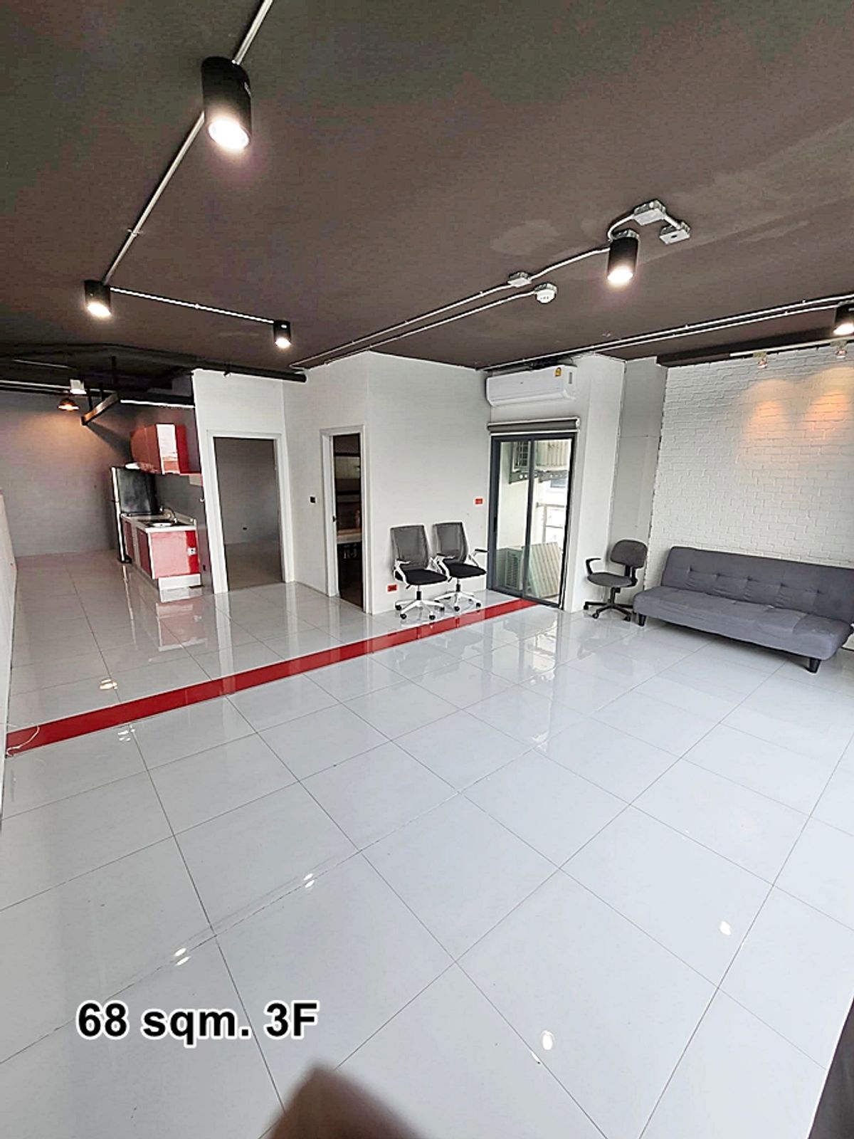 Commercial Space 68-210 sqm. on 2nd-4th Floor in Late Ekkamai Commercial Space 68-210 sqm. on 2nd-4th Floor in Late Ekkamai