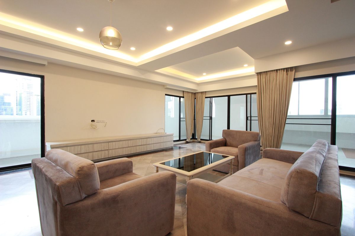 RENT (3 Bed 350 Sqm) 🐱🐶 Pet Friendly - 100,000 THB Negotiable @BTS Prompong 