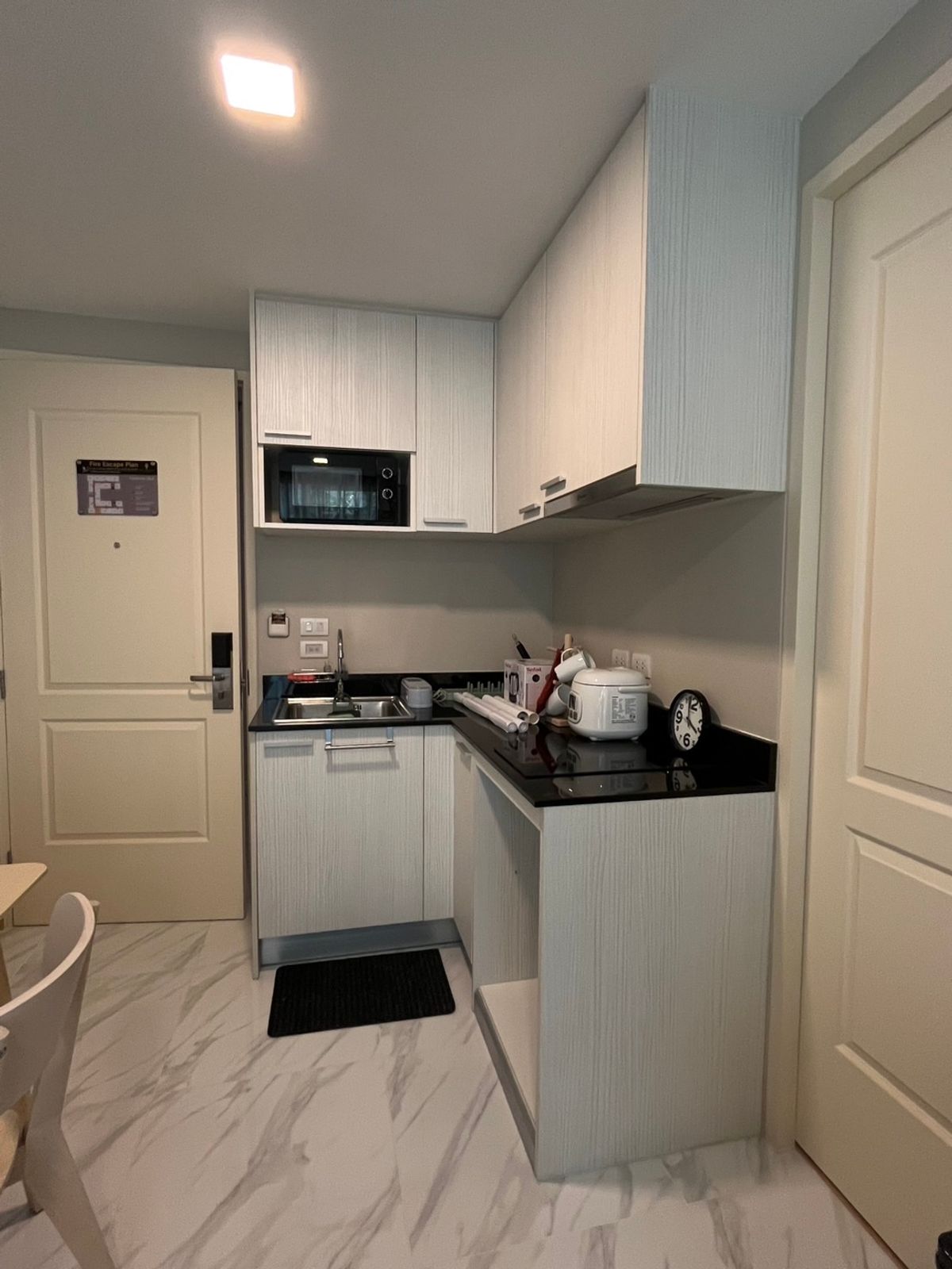 ปล่อยเช่าคอนโดสวยห้องใหม่เอี่ยม Fully Furnished ชั้น 2 (Low rise condominium) – รูปที่ 3