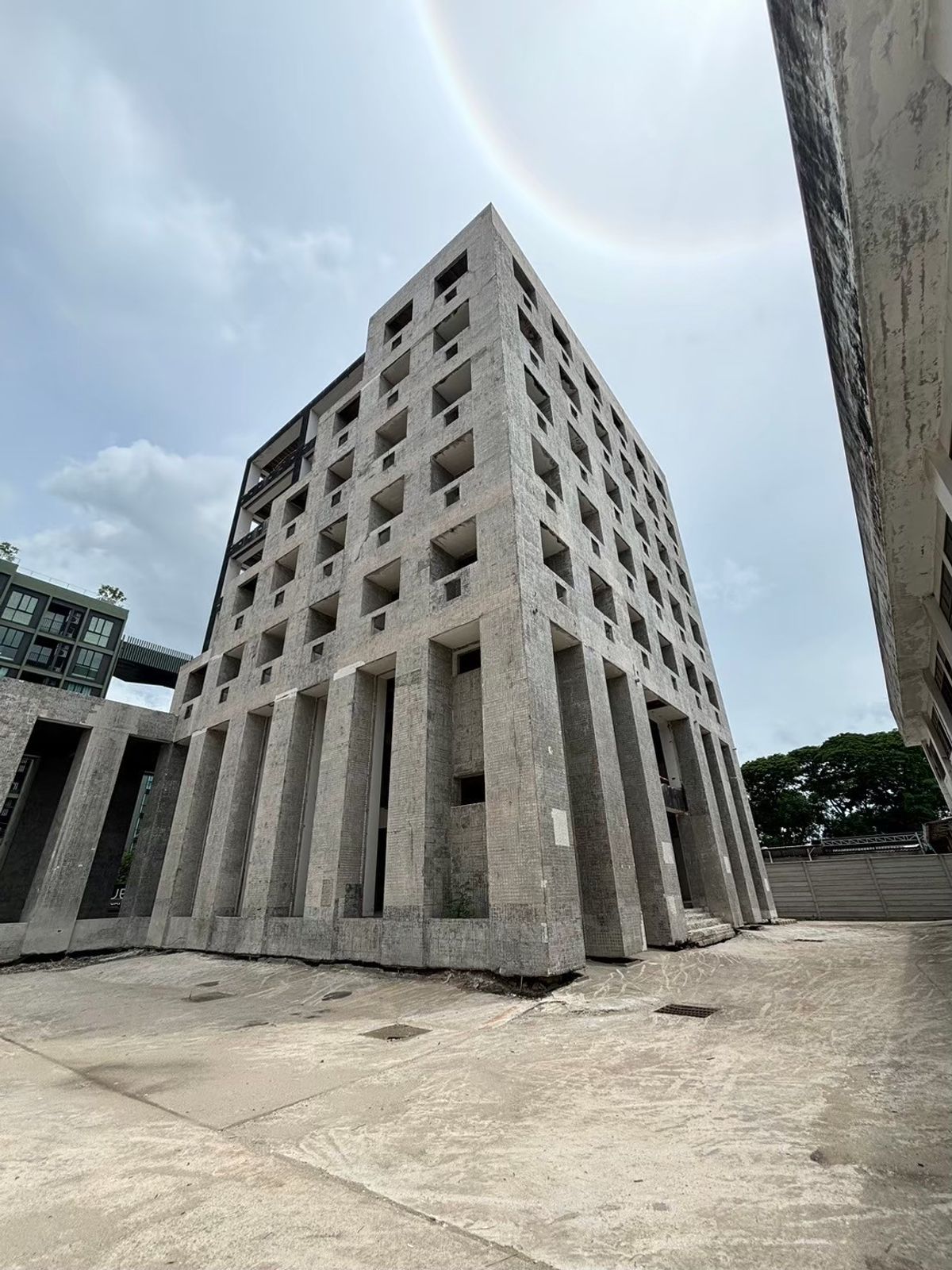 ขาย / ให้เช่า อาคารพาณิชย์ 7 ชั้น พร้อมที่ดิน 600 ตร.ว. ใกล้ซีคอนศรีนครินทร์