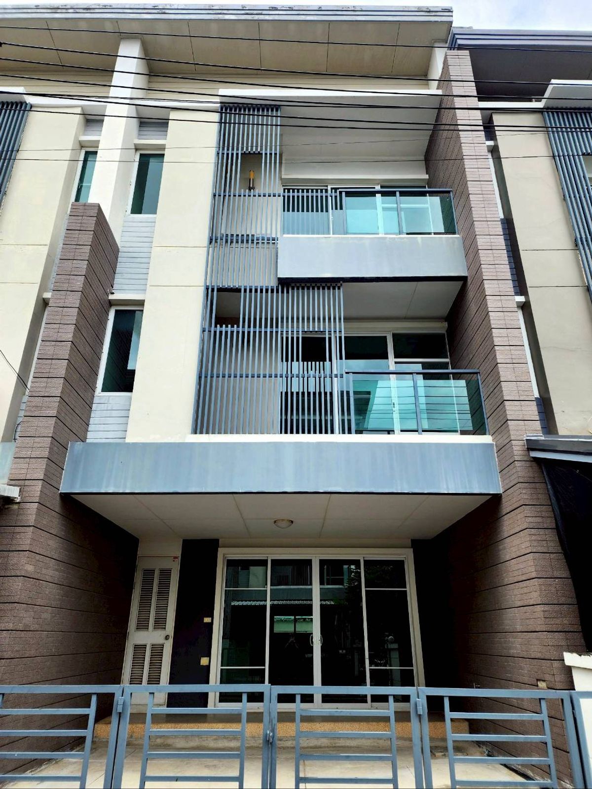 ประกาศขาย Town Avenue ศรีนครินทร์ อ่อนนุช68 พื้นที่ 195 ตร.ม 22ตร.วา มี 3ห้องนอน 4ห้องน้ำ 2รับแขก 1เก็บของ หน้ากว้าง5.5เมตร (จอดรถได้2คัน) 5.8ลบ. ประกาศขาย Town Avenue ศรีนครินทร์ อ่อนนุช68 พื้นที่ 195 ตร.ม 22ตร.วา มี 3ห้องนอน 4ห้องน้ำ 2รับแขก 1เก็บของ หน้ากว้าง5.5เมตร (จอดรถได้2คัน) 5.8ลบ.
