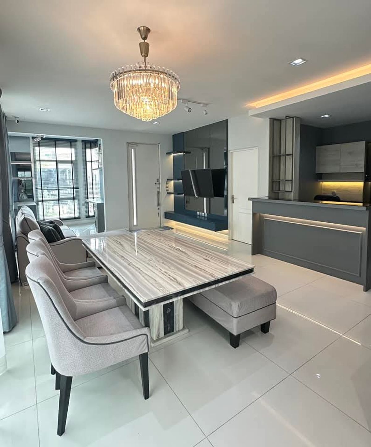 Urgent, selling or renting a detached house, the WESTGATE Manda Project is opposite Central Westgate. Urgent, selling or renting a detached house, the WESTGATE Manda Project is opposite Central Westgate.