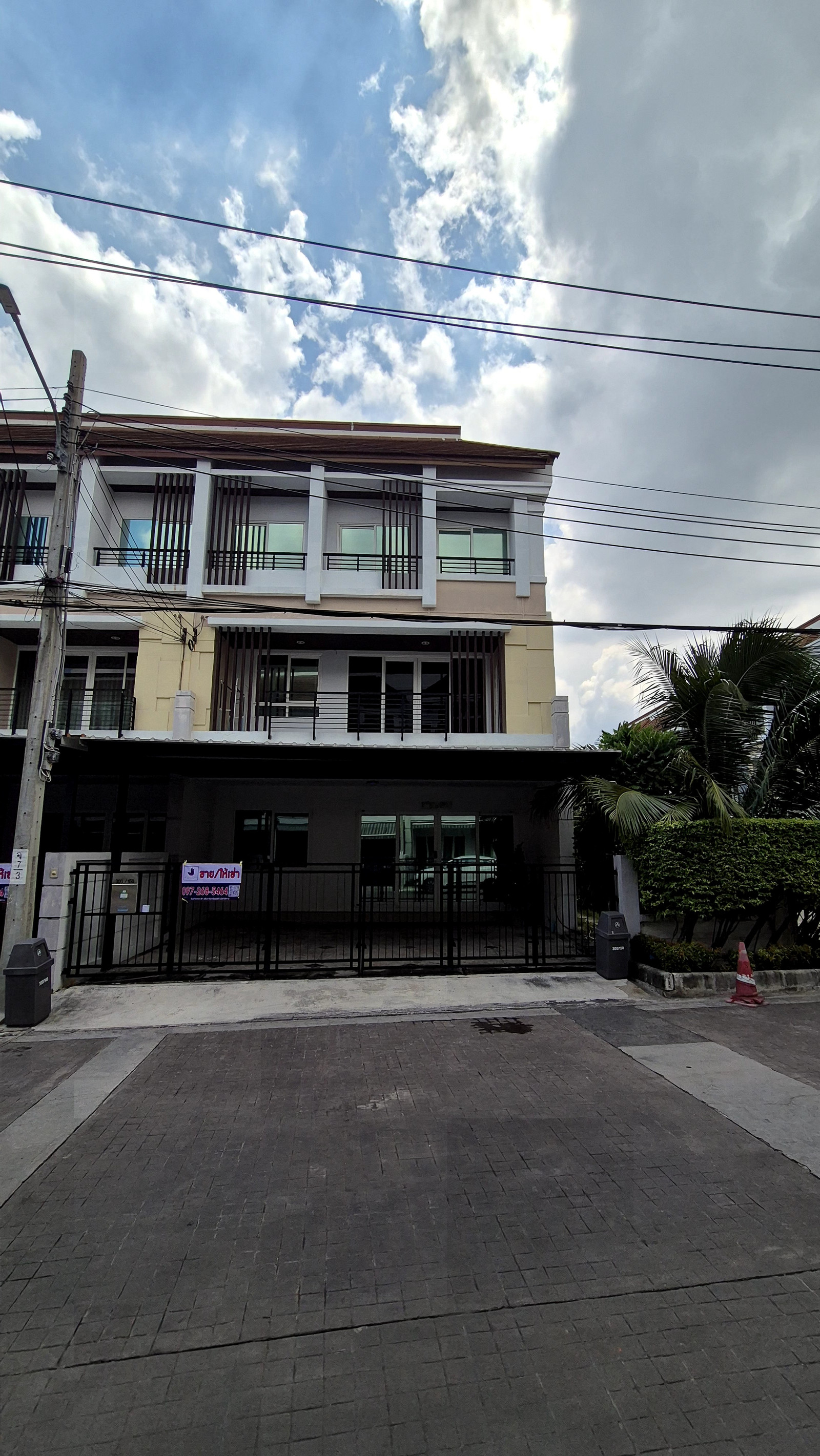 Rent a house in the middle of the city of Erban, Rama 9-Ladprao 3, behind the corner of 47.8 sq.w., 3 bedrooms