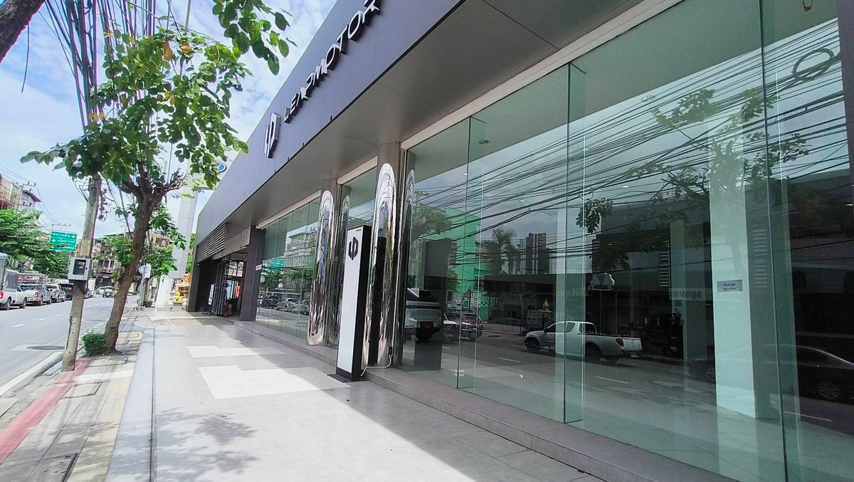 For rent, car showroom, office service center on Chom Thong Road, Bangkok For rent, car showroom, office service center on Chom Thong Road, Bangkok