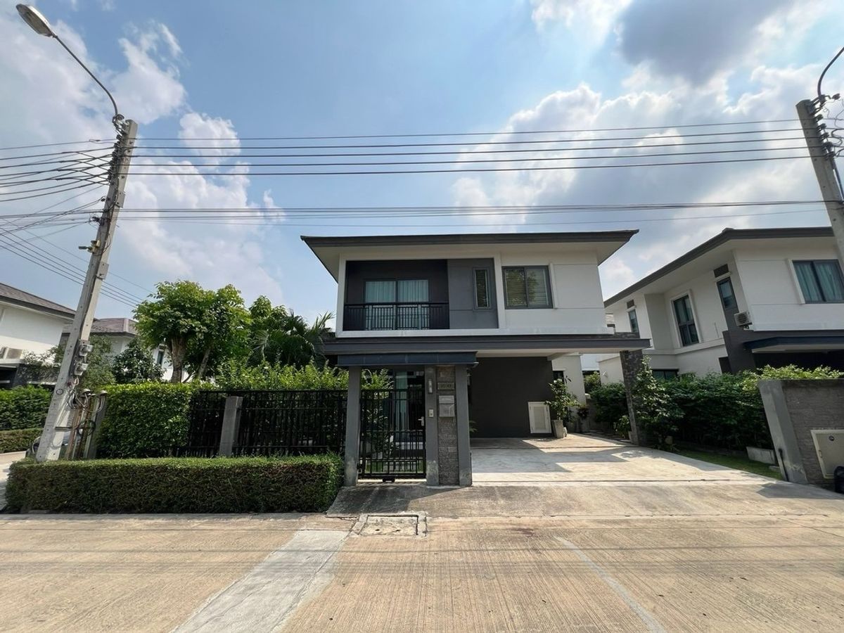 Beautiful house for sale. Angel condition, Britania, Bang Na-km. 12, after the corner is 51 sq.w., near Suvarnabhumi Airport. Beautiful house for sale. Angel condition, Britania, Bang Na-km. 12, after the corner is 51 sq.w., near Suvarnabhumi Airport.