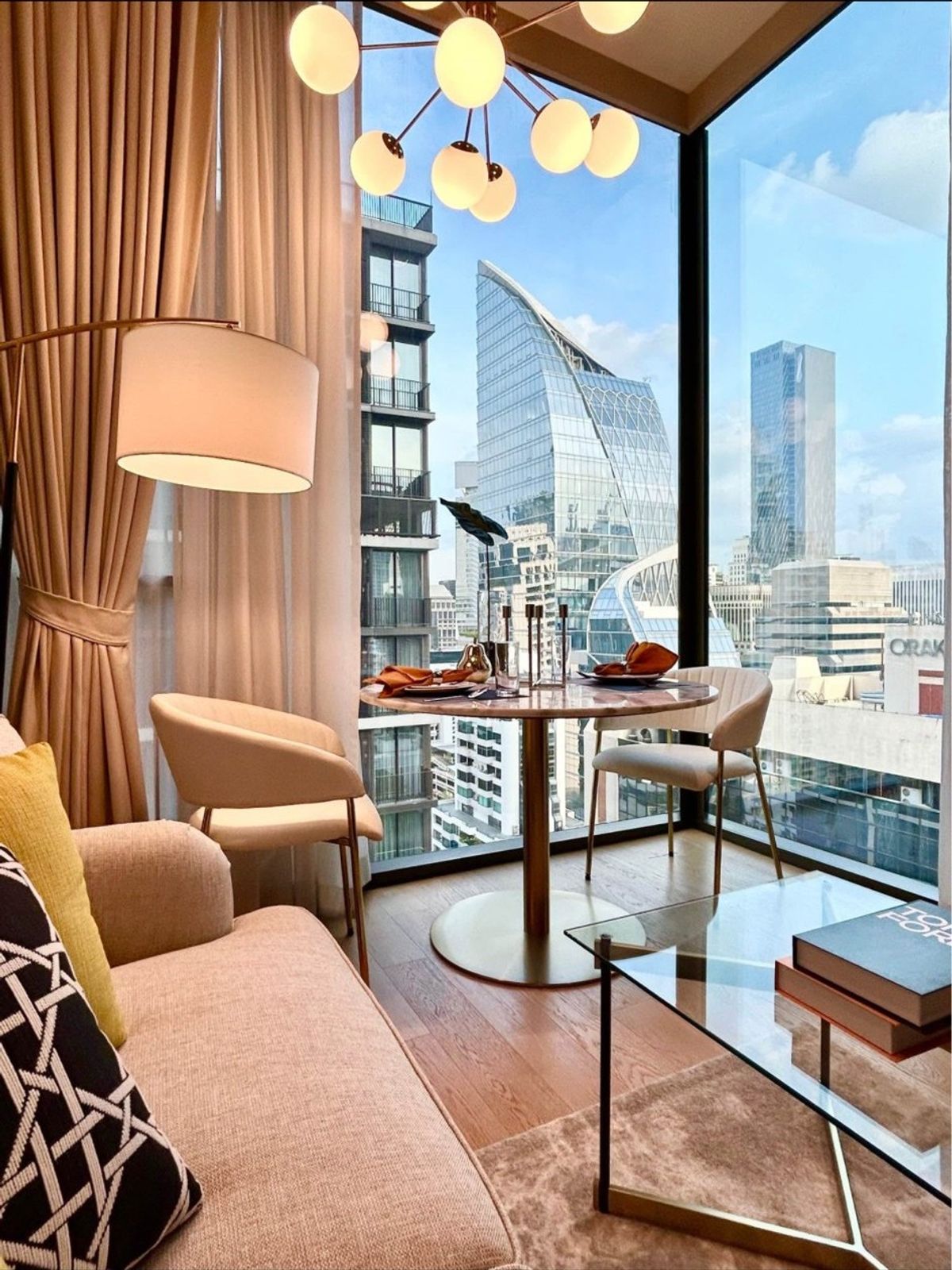 ♦ Luxury Urban Oasis Skyline ♦ ชั้น 15+ 44 ตร.ม. 1 ห้องนอน | ตกแต่งครบ ฝั่งทิศตะวันออก | คอนโดใกล้ เซ็นทรัล ชิดลม 210 ม., BTS ชิดลม 400 ม.