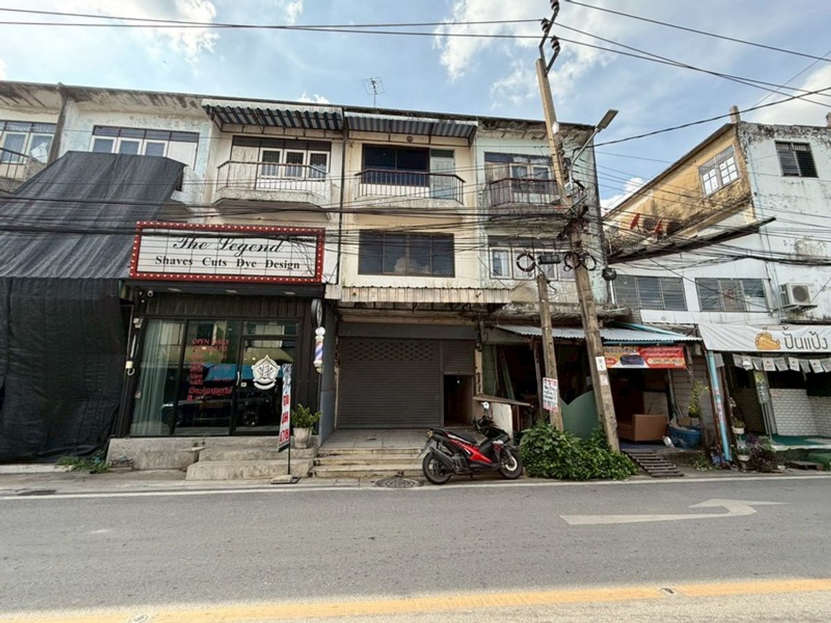 ขายตึกแถว 3 ชั้น เนื้อที่ 21.5 ตร.ว ริมถนน ซ.นนทบุรี46 ถ.สนามบินน้ำ ห้องโถงขนาดใหญ่ทั้งด้านหน้าและด้านหลังทุกชั้น