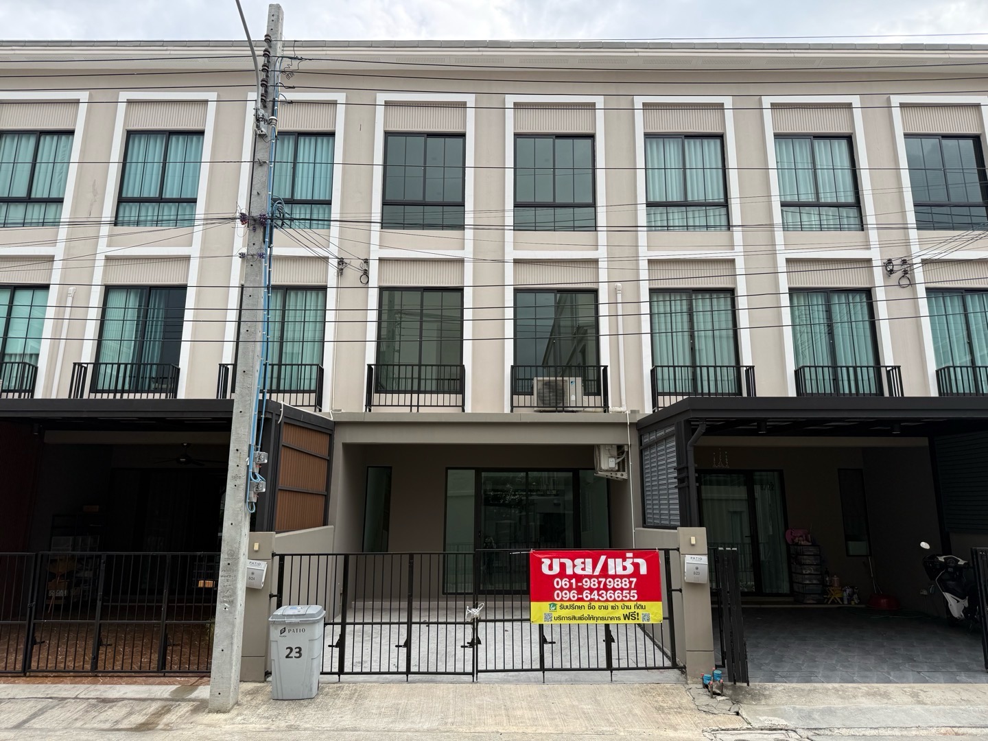 Luxury townhome for sale in Colonial Classic style. The new house. 3-story townhome Patio Kanlapaphruek-Sathorn  